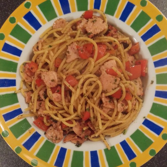 turkey-bacon-tomato-spaghetti-with-kale-walnut-pesto